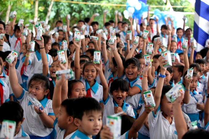 Niềm vui uống sữa của c&aacute;c em học sinh trường tiểu học Giai Xu&acirc;n 1, huyện Phong Điền, TP.Cần Thơ