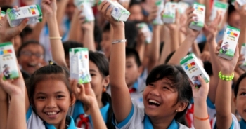 Quỹ sữa Vươn cao Việt Nam tiếp tục trao 4 triệu ly sữa cho trẻ em có hoàn cảnh khó khăn