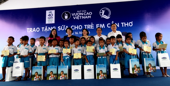 Quỹ sữa vươn cao Việt Nam về với trẻ em Cần Thơ.
