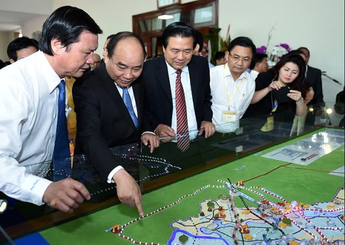 Thủ tướng Nguyễn Xu&acirc;n Ph&uacute;c xem bản đồ ph&aacute;t triển quy hoạch kinh tế - x&atilde; hội.