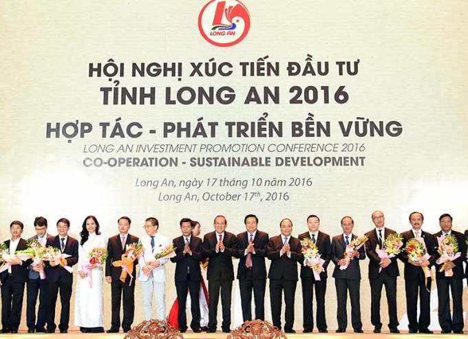 Thủ tướng Nguyễn Xu&acirc;n Ph&uacute;c tặng hoa cho c&aacute;c nh&agrave; đầu tư.