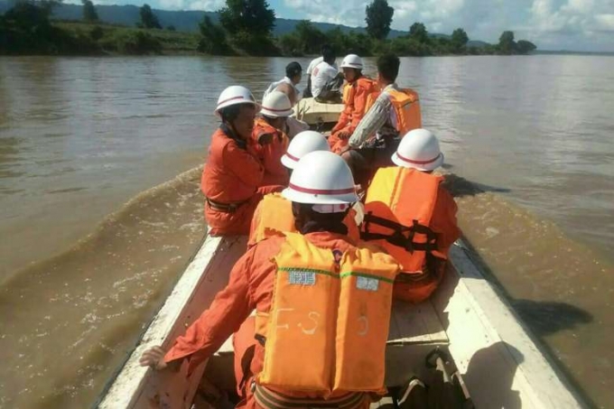 Lực lượng cứu hộ Myanmar tham gia t&igrave;m kiếm cứu hộ. (Ảnh: AFP)