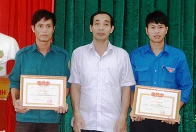 Đại diện UBND huyện Can Lộc biểu dương h&agrave;nh động đẹp cứu người trong lũ của hai anh Phong v&agrave; Hu&acirc;n.