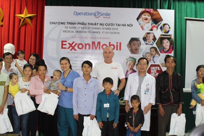 Đại diện C&ocirc;ng ty&nbsp;ExxonMobil tặng qu&agrave; cho một số gia đ&igrave;nh kh&oacute; khăn.
