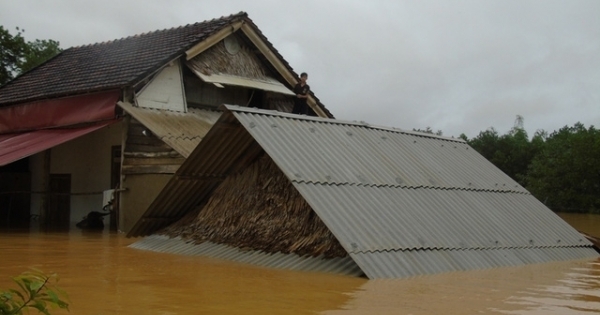 Hơn 10.000 hộ gia đình vẫn mất điện do mưa lũ miền Trung