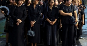 Thái Lan phát miễn phí 8 triệu chiếc áo đen cho người nghèo để tang vua