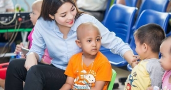 Sao Việt dù mặc giản dị vẫn cuốn hút khi đi làm từ thiện