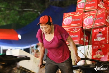 Rớt nước mắt đời nữ cửu vạn kéo hàng xuyên đêm ở chợ Long Biên