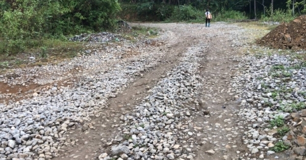 Bắc Kạn: Đường nhựa "hóa" thành đường... đất, đá trên tỉnh lộ 258B