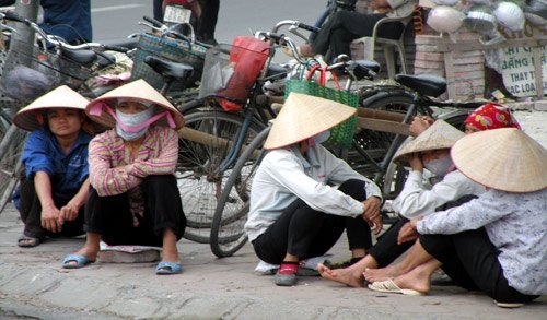 Những phụ nữ ngồi vỉa h&egrave; mong l&agrave;m