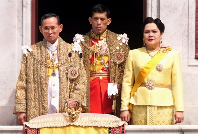 Nh&agrave; Vua Bhumibol Adulyadej chụp ảnh c&ugrave;ng Ho&agrave;ng hậu Sirikit v&agrave; Th&aacute;i tử Maha Vajiralongkorn. (Ảnh: AFP)