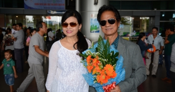 Chế Linh rạng rỡ cùng vợ về Việt Nam chuẩn bị cho liveshow tại Hà Nội