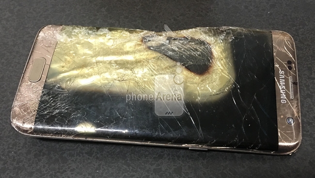 M&agrave;n h&igrave;nh chiếc Galaxy S7 edge bị vỡ n&aacute;t sau sự cố (Ảnh: PhoneArena)