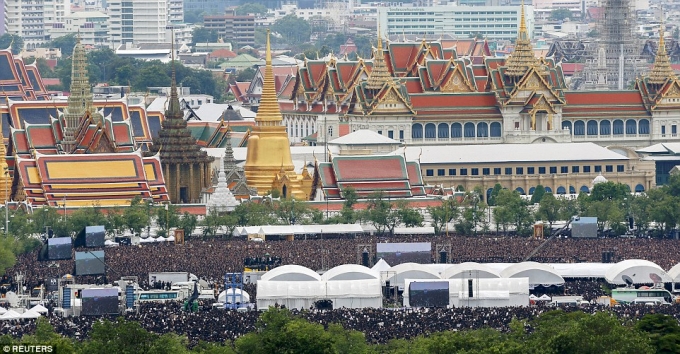 Vua Bhumibol Adulyadej được nh&acirc;n d&acirc;n coi l&agrave; một vị th&aacute;nh sống bởi những cống hiến kh&ocirc;ng ngừng nghỉ của &ocirc;ng d&agrave;nh cho đất nước. &Ocirc;ng kh&ocirc;ng chỉ l&agrave; người đem đến sự ổn định cho Th&aacute;i Lan sau khi c&aacute;c cuộc ch&iacute;nh biến diễn ra m&agrave; &ocirc;ng c&ograve;n đ&oacute;ng vai tr&ograve; quan trọng trong qu&aacute; tr&igrave;nh Th&aacute;i Lan chuyển đổi th&agrave;nh quốc gia d&acirc;n chủ. (Ảnh:&nbsp;Reuters)