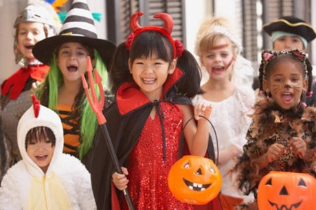 Halloween giờ l&agrave; dịp để mọi người c&ugrave;ng nhau vui vẻ chứ kh&ocirc;ng mang nặng &yacute; nghĩa t&ocirc;n gi&aacute;o.