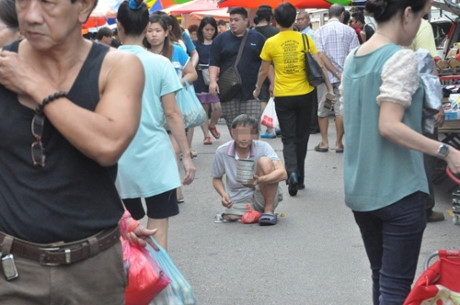 Anh Xiu Yuan, 33 tuổi, đang l&ecirc; la ăn xin tr&ecirc;n đường phố Malaysia