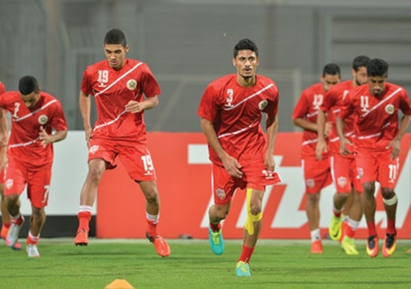 Cầu thủ U19 Bahrain khởi động trước trận đấu.