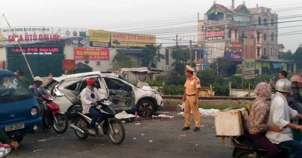 Hà Nội: Tàu hỏa tông ô tô, 4 người tử vong, 3 người nguy kịch