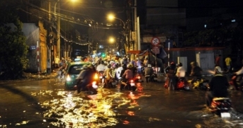 TP HCM: Sau mưa lớn, đường lại biến thành sông