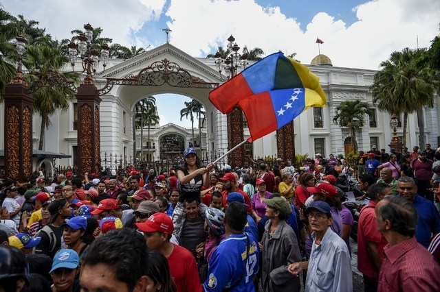 Người d&acirc;n Venezuela biểu t&igrave;nh phản đối việc ngừng tổ chức trưng cầu d&acirc;n &yacute;. (Ảnh: AFP)