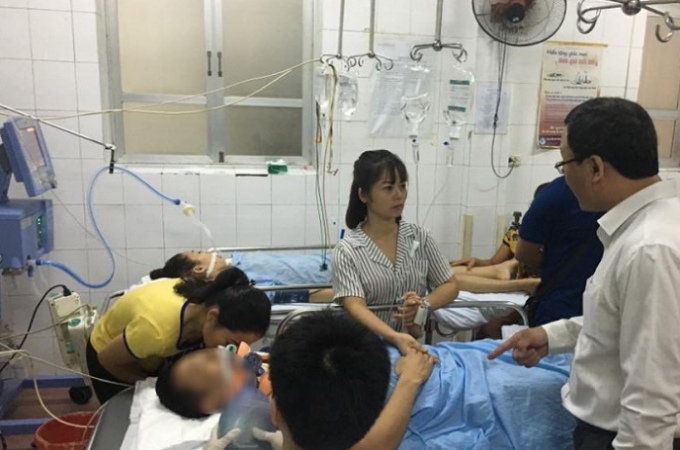 Một trong hai nạn nh&acirc;n bị thương đang được điều trị t&iacute;ch cực tại bệnh viện Việt Đức.