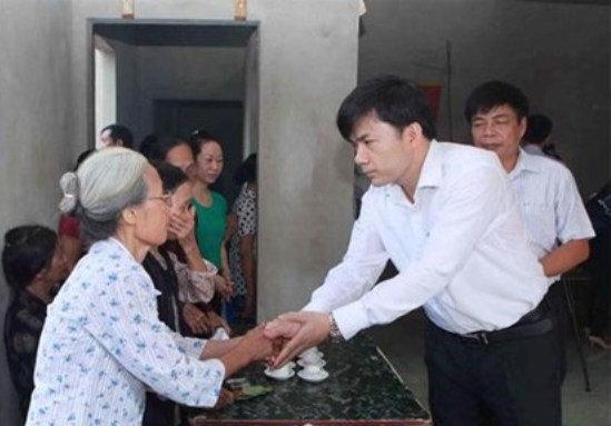 Đại diện Bộ GD-ĐT truy tặng bằng khen đối với em Trần Thị Thu H&agrave; cho gia đ&igrave;nh. (Ảnh: ANTĐ)