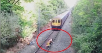 Clip: Nghẹt thở nhân viên đường sắt lao qua mũi tàu hỏa cứu người trong tích tắc