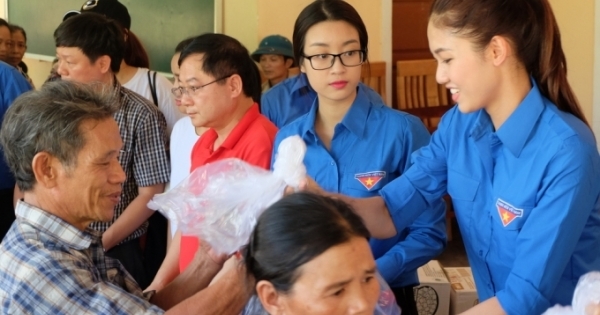Hoa hậu Mỹ Linh, Á hậu Thanh Tú đẹp giản dị trong màu áo xanh tình nguyện