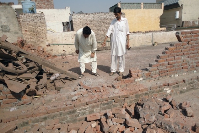 Một bức tường bị đổ sau cuộc đấu ph&aacute;o giữa Pakistan v&agrave; Ấn Độ đ&ecirc;m 24/10. (Ảnh: AFP)