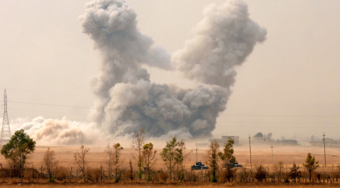 Kh&oacute;i bốc l&ecirc;n m&ugrave; mịt sau một cuộc kh&ocirc;ng k&iacute;ch của Mỹ v&agrave;o khu vực d&acirc;n sự ở Mosul. (Ảnh: Reuters)