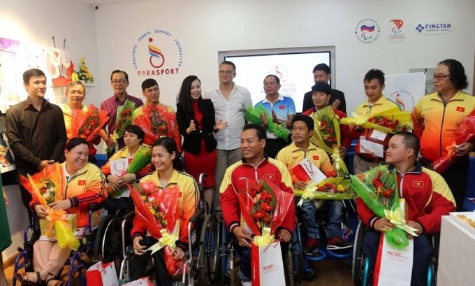 Đo&agrave;n TTNKT Việt Nam tham dự Paralympic Rio 2016 vui mừng trong Lễ trao thưởng của Nh&agrave; t&agrave;i trợ Parasport.