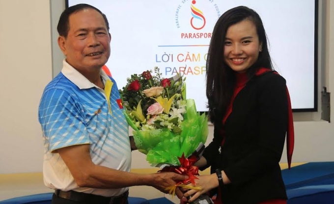 &Ocirc;ng Vũ Thế Phiệt, TTK Hiệp hội Paralympic Việt Nam(tr&aacute;i) nhận hoa ch&uacute;c mừng từ đại diện nh&agrave; t&agrave;i trợ Parasport.