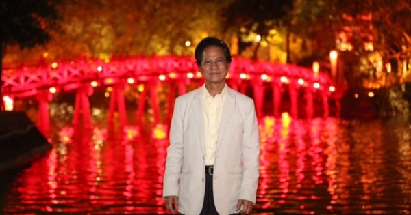 75 tuổi, Chế Linh vẫn hấp dẫn, khiến fans nữ "náo loạn" ở bờ Hồ