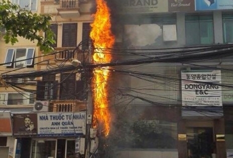 Hà Nội: Cột điện bốc cháy dữ dội khiến người dân hốt hoảng