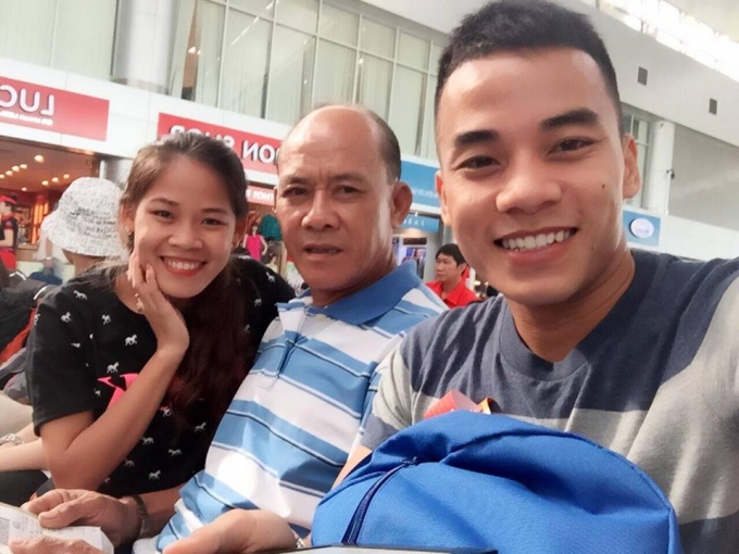 2 chị em Nguyễn Thanh Ph&uacute;c v&agrave; cha trong một lần đưa tiễn đi thi đấu giải quốc tế.