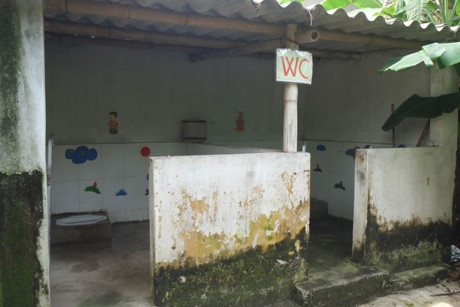 Nh&agrave; vệ sinh tại một trường học của huyện M&ecirc; Linh, H&agrave; Nội.