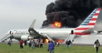 Mỹ: Máy bay chở 170 người bất ngờ bốc cháy dữ dội trên đường băng