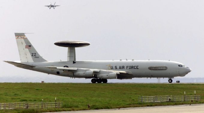 M&aacute;y bay qu&acirc;n sự E-3 của Mỹ. (Ảnh: Reuters)