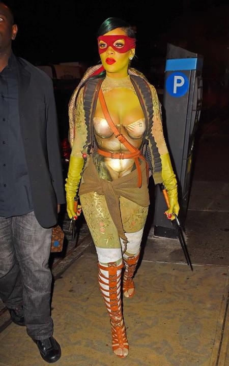Rihanna th&igrave; &ldquo;h&ocirc; biến&rdquo; bản th&acirc;n th&agrave;nh Ninja R&ugrave;a trong ng&agrave;y lễ Halloween 2014