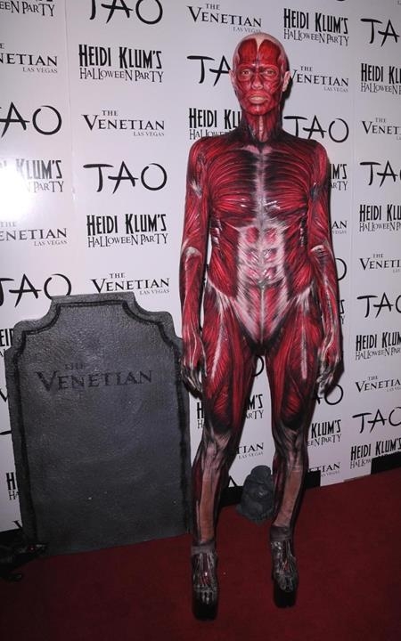 &hellip; v&agrave; đỉnh cao l&agrave; bộ dạng m&aacute;u me trong ng&agrave;y Halloween 2011