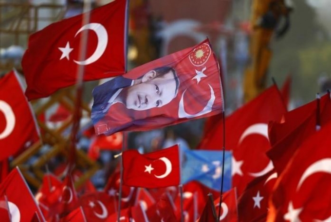 L&aacute; cờ Thổ Nhĩ Kỳ in h&igrave;nh Tổng thống Tayyip Erdogan. (Ảnh: Reuters)