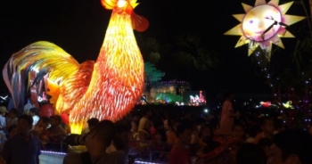 Thành phố Tuyên Quang rực rỡ với những lồng đèn khổng lồ
