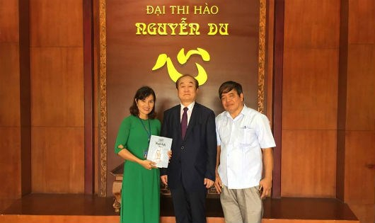 GS.TS Ahn Kyong &ndash; Hwan trao tặng cuốn truyện Kiều bằng tiếng H&agrave;n Quốc cho ban Quản l&yacute; khu di t&iacute;ch Nguyễn Du.