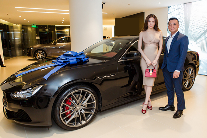 Chiều 2/10, Hồ Ngọc H&agrave; c&oacute; mặt tại showroom của h&atilde;ng Maserati Italy để nhận chiếc xe mới.&nbsp;Ảnh:&nbsp;Th&agrave;nh Lu&acirc;n