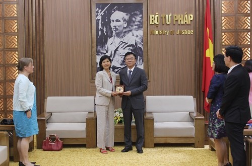 Bộ trưởng L&ecirc; Th&agrave;nh Long tiếp b&agrave; Ping Kitnikone, Đại sứ đặc mệnh to&agrave;n quyền Canada tại Việt Nam.