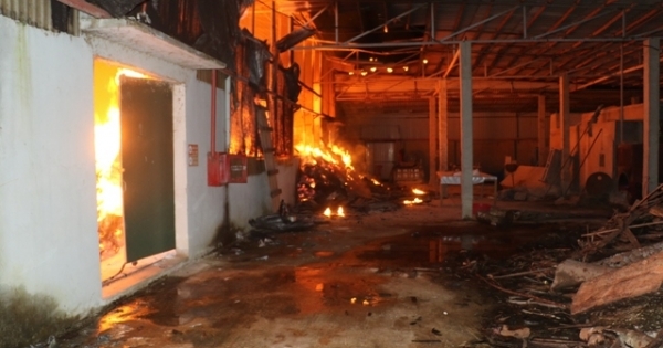 Thanh Hóa: Cháy xưởng tăm đũa suốt 5 tiếng đồng hồ, toàn bộ nguyên liệu bị thiêu rụi