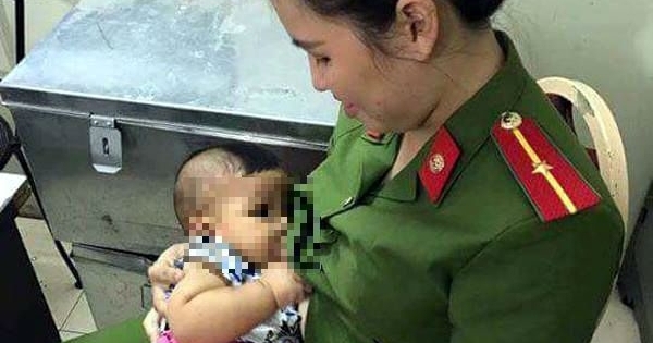 Hà Nội: Nữ cảnh sát cho cháu bé bị bỏ rơi bú sữa