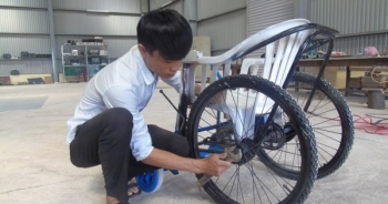 Chàng sinh viên Quảng Bình sáng chế xe lăn điện giá rẻ