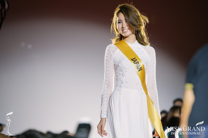 Miss Grand Nhật Bản g&acirc;y bất ngờ khi xuất hiện trong t&agrave; &aacute;o d&agrave;i Việt Nam