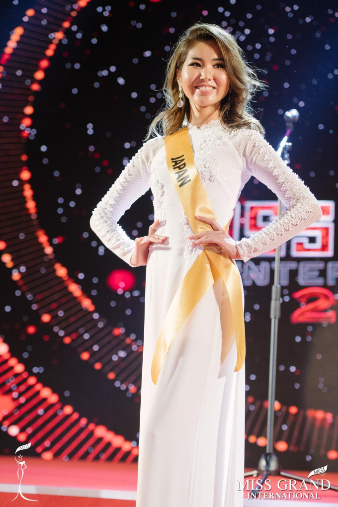 Hoa hậu Erika Tsuji trong trang phục NTK Phạm Sĩ To&agrave;n.